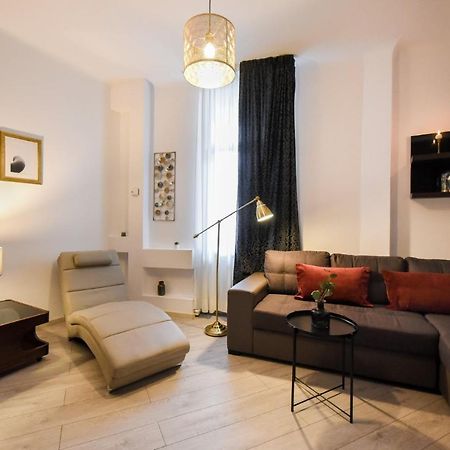 Discover Comfort: Charming & Spacious Apartment In The Old Town Bukares Bagian luar foto