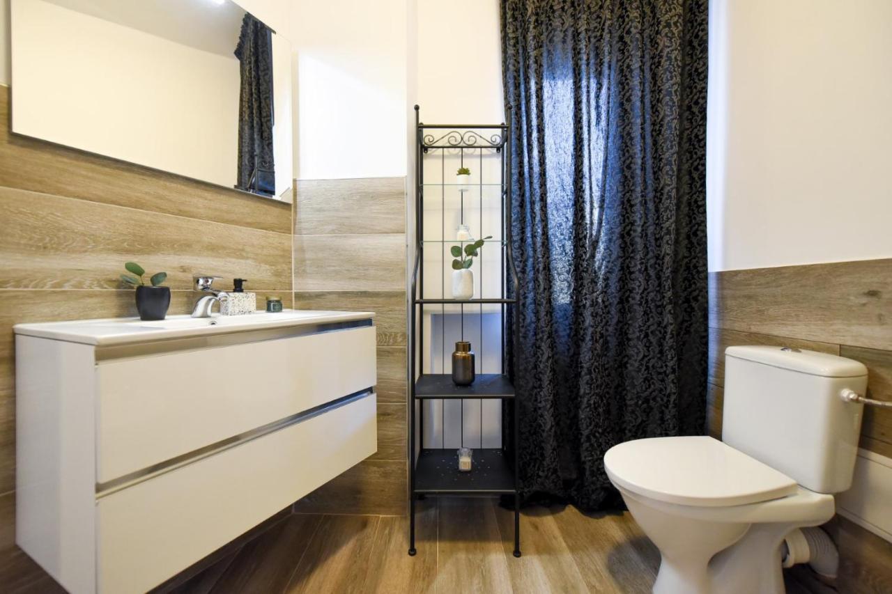 Discover Comfort: Charming & Spacious Apartment In The Old Town Bukares Bagian luar foto