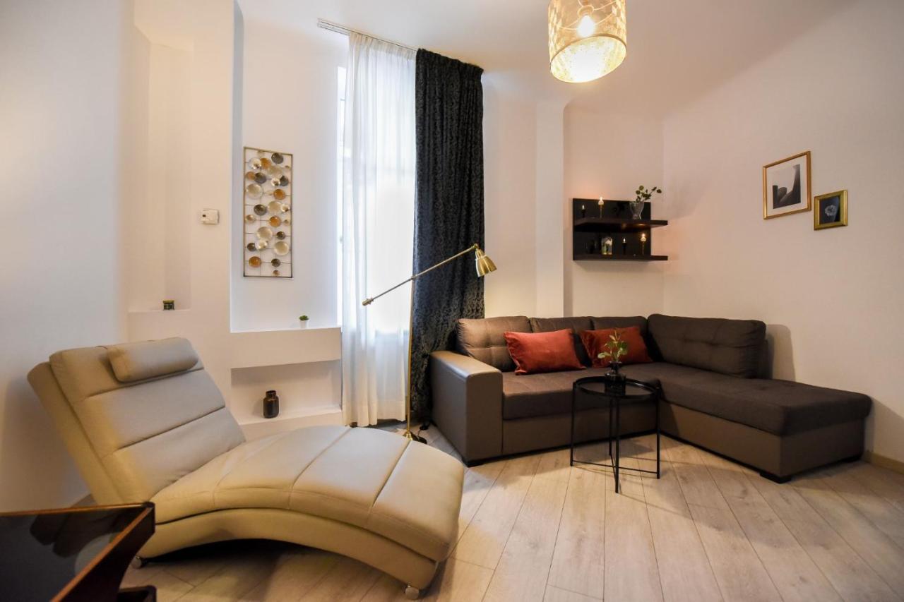 Discover Comfort: Charming & Spacious Apartment In The Old Town Bukares Bagian luar foto