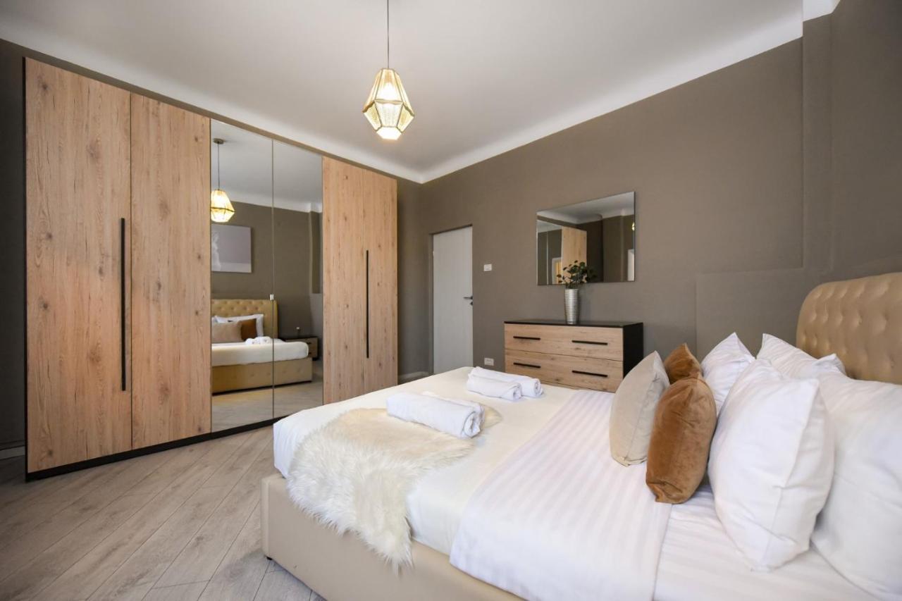 Discover Comfort: Charming & Spacious Apartment In The Old Town Bukares Bagian luar foto