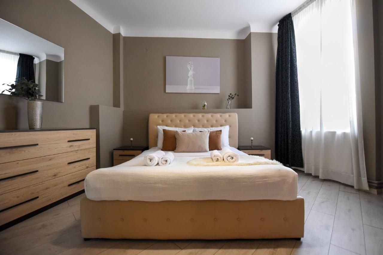 Discover Comfort: Charming & Spacious Apartment In The Old Town Bukares Bagian luar foto