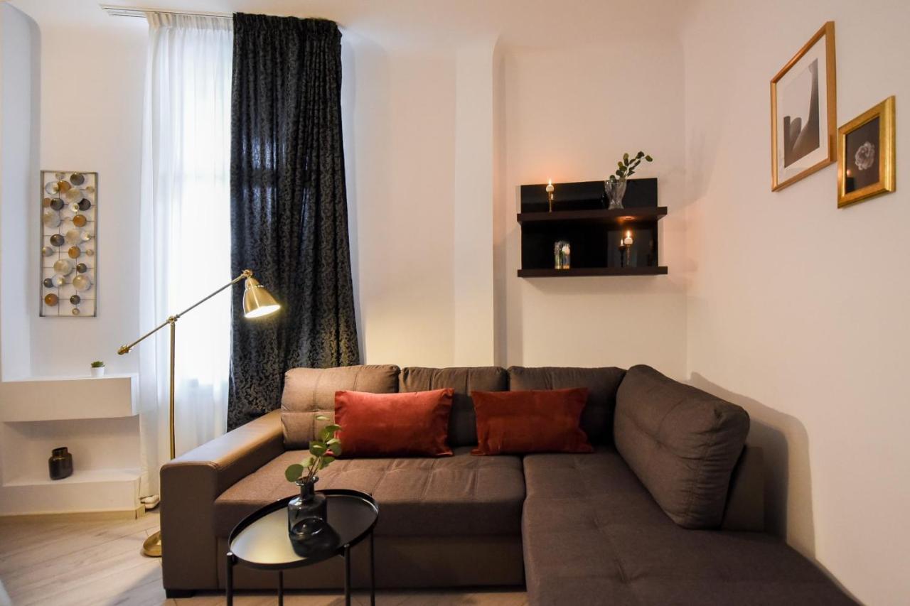 Discover Comfort: Charming & Spacious Apartment In The Old Town Bukares Bagian luar foto