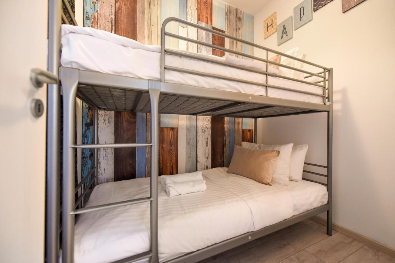 Discover Comfort: Charming & Spacious Apartment In The Old Town Bukares Bagian luar foto