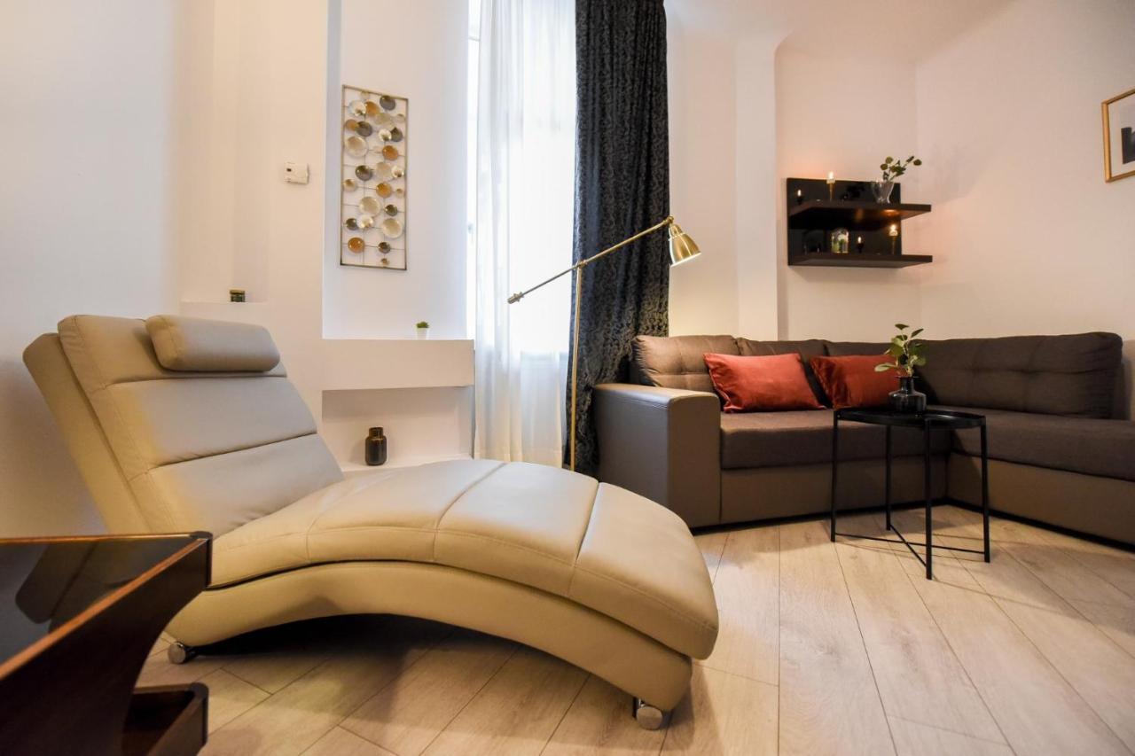Discover Comfort: Charming & Spacious Apartment In The Old Town Bukares Bagian luar foto