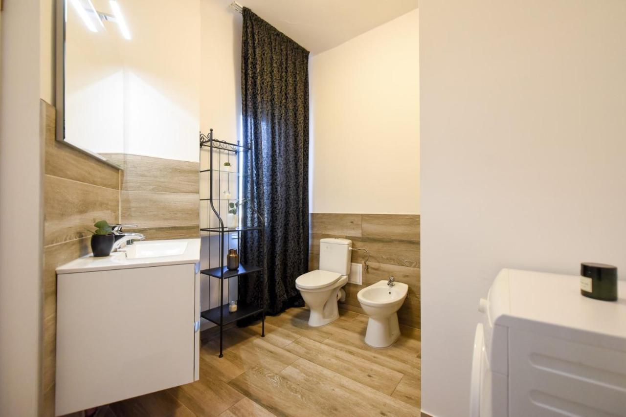 Discover Comfort: Charming & Spacious Apartment In The Old Town Bukares Bagian luar foto