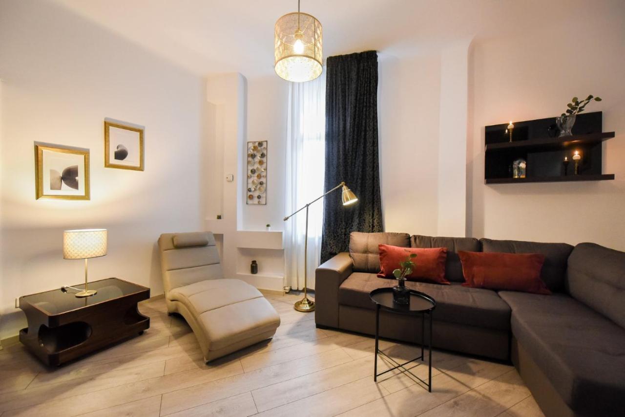 Discover Comfort: Charming & Spacious Apartment In The Old Town Bukares Bagian luar foto