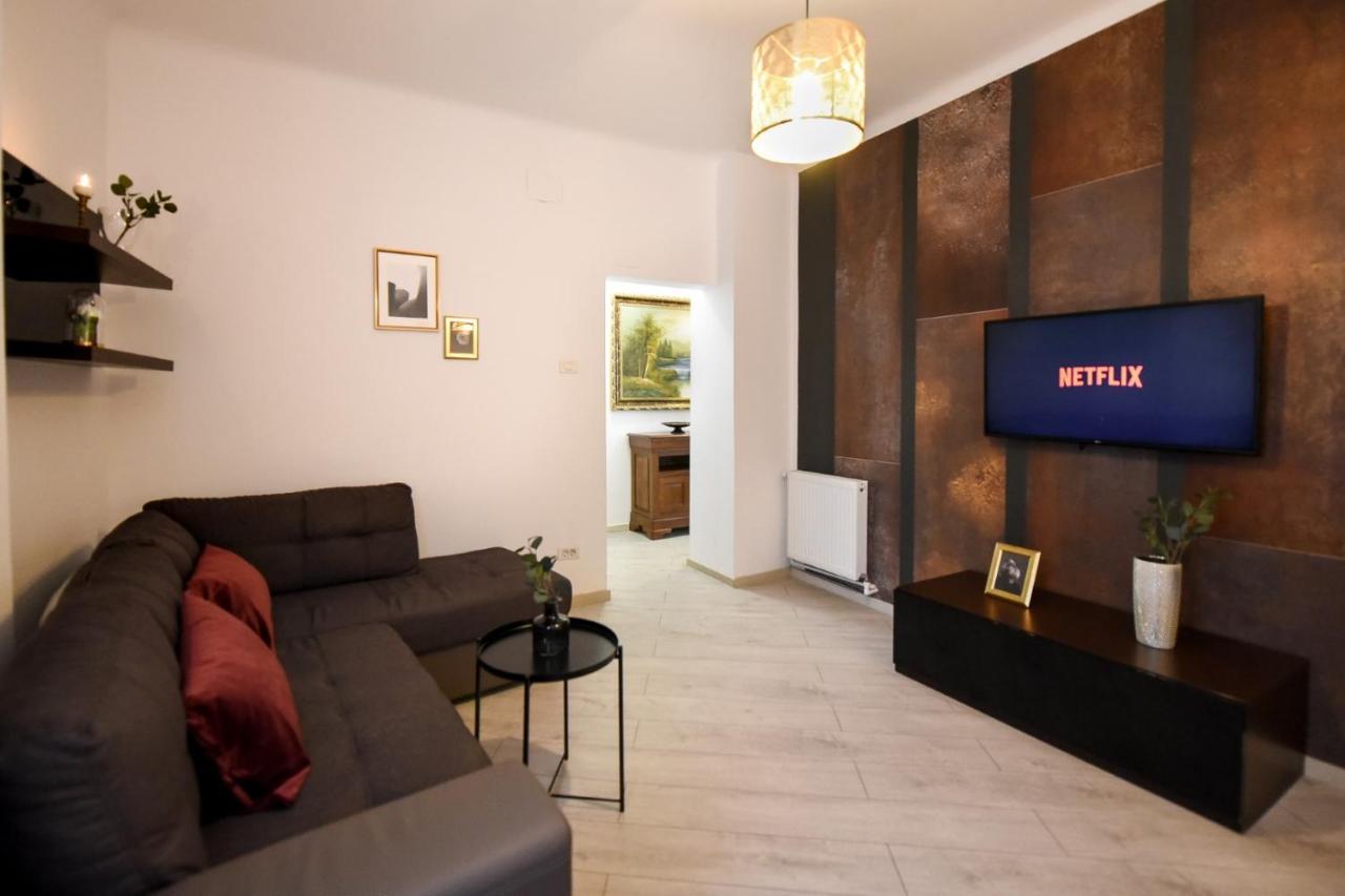 Discover Comfort: Charming & Spacious Apartment In The Old Town Bukares Bagian luar foto