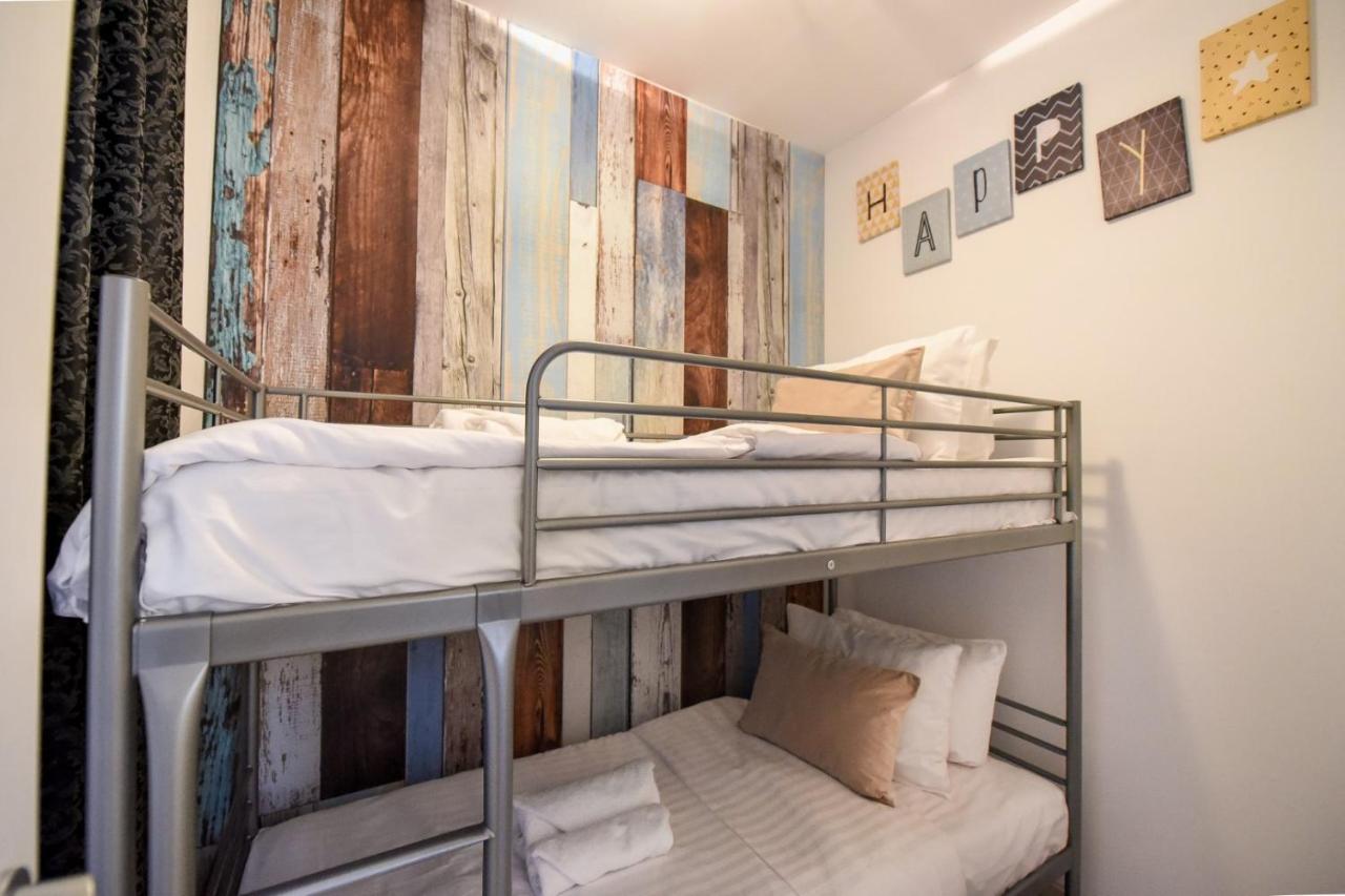 Discover Comfort: Charming & Spacious Apartment In The Old Town Bukares Bagian luar foto
