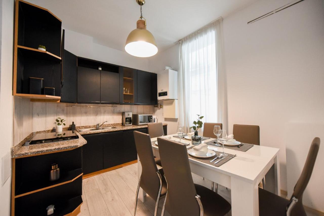 Discover Comfort: Charming & Spacious Apartment In The Old Town Bukares Bagian luar foto