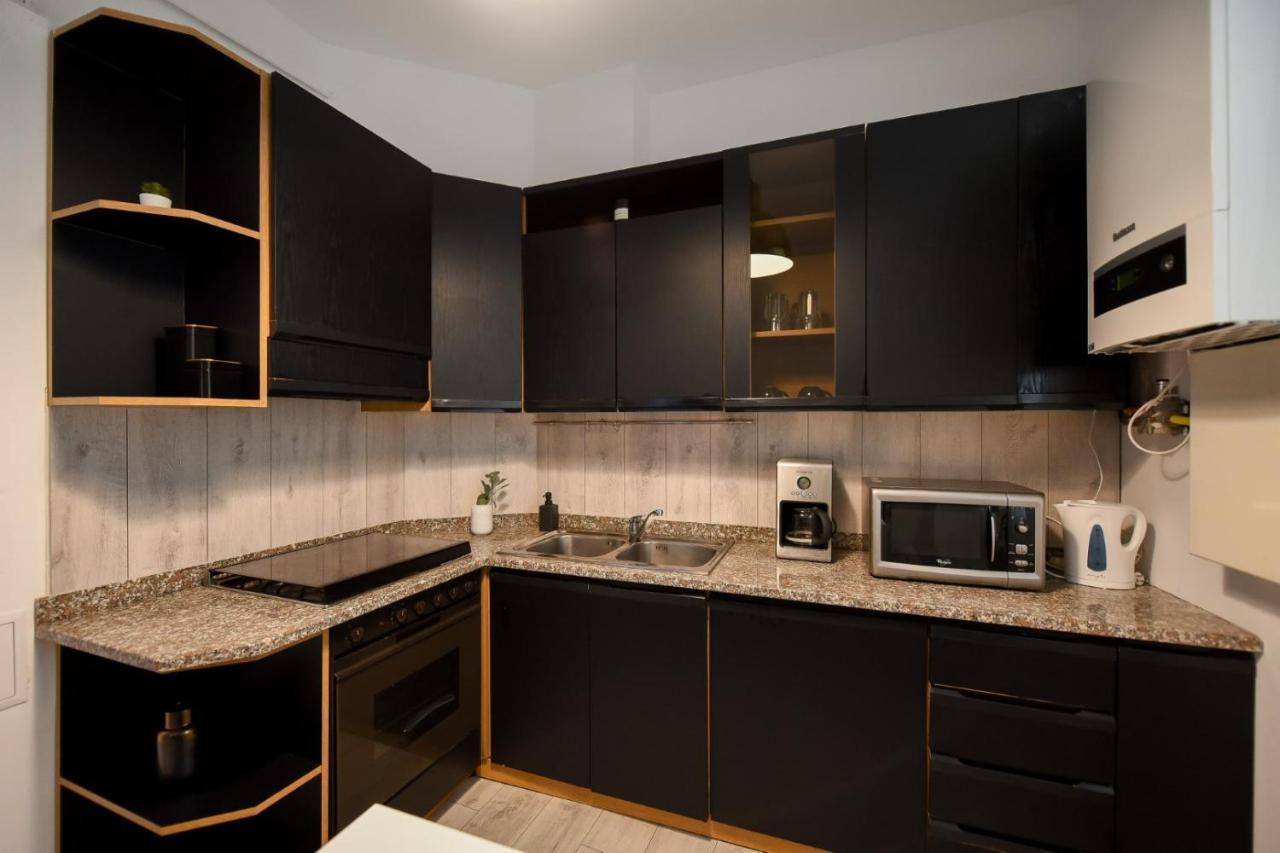 Discover Comfort: Charming & Spacious Apartment In The Old Town Bukares Bagian luar foto