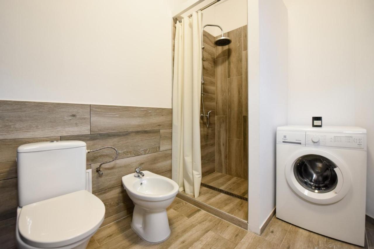 Discover Comfort: Charming & Spacious Apartment In The Old Town Bukares Bagian luar foto